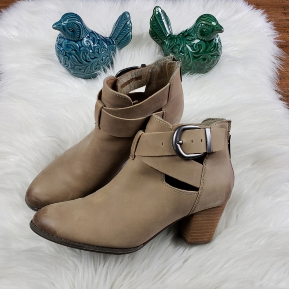 Vionic Rory buckle ankle bootie size 9